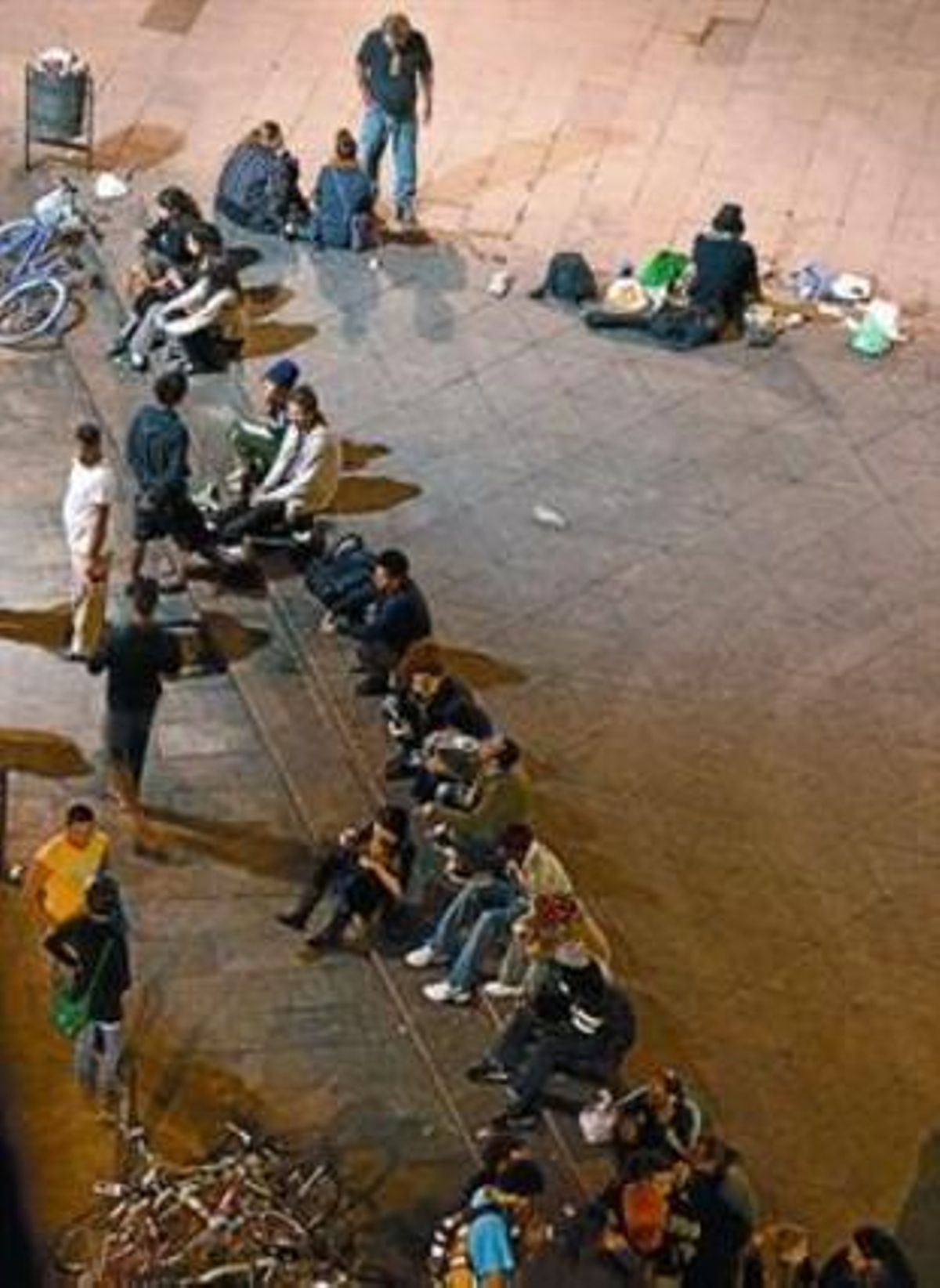 Un amplio grupo de personas bebe en la plaza de Orwell, el lunes. Un amplio grupo de personas bebe en la plaza de Orwell, el lunes.