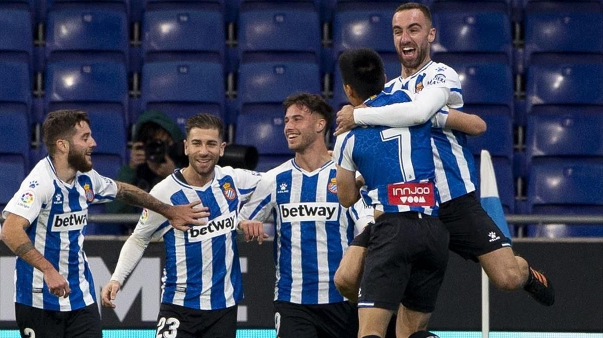 Darder celebra su gol abrazándose con Wu Lei, este domingo en Cornellà. Darder celebra su gol abrazándose con Wu Lei, este domingo en Cornellà.