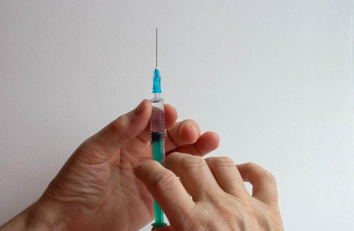Jeringa con un vial de una vacuna experimental