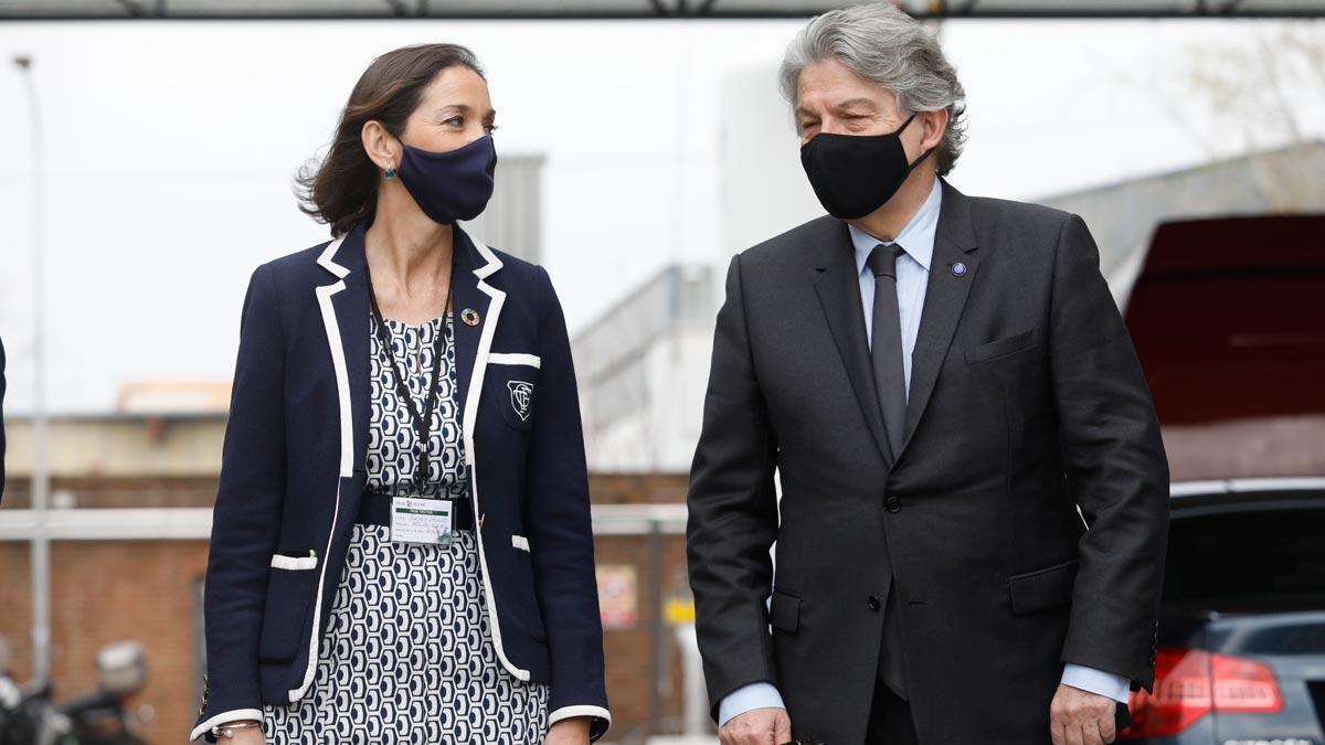 La ministra Reyes Maroto y el comisario Thierry Breton visitan la planta de Reig Jofre en Barcelona.