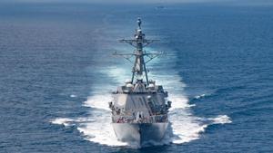 Imagen cortesía de la marina estadounidense del crucero de misiles guiados USS Chancellorsville a su paso por el Mar de China Oriental en el Estrecho de Taiwán