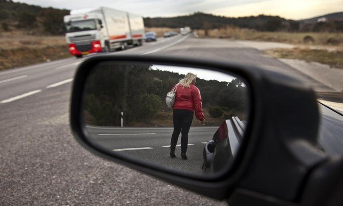 Una prostituta espera clients a peu de carretera, a la Jonquera.