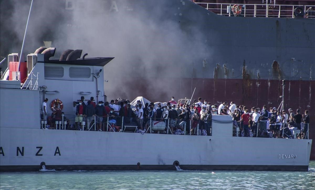Sicília ordena la sortida dels immigrants il·legals de l'illa per la Covid Sicília ordena la sortida dels immigrants il·legals de l'illa per la Covid