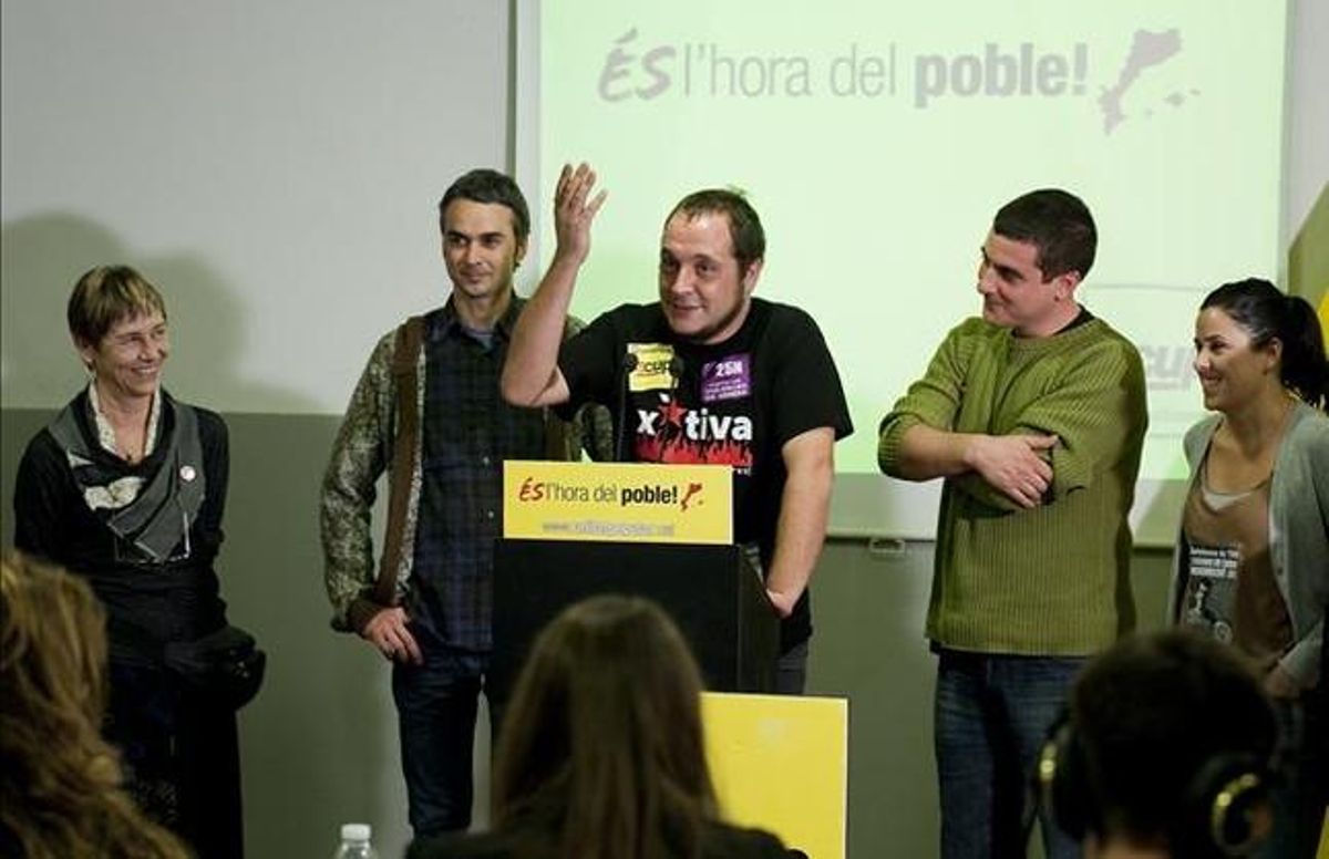 El candidato de la CUP, David Fernàndez, se dirige a los militantes tras conocer los resultados de las elecciones del 25-N, que le han dado 3 escaños en el Parlament. JORDI COTRINA El candidato de la CUP, David Fernàndez, se dirige a los militantes tras conocer los resultados de las elecciones del 25-N, que le han dado 3 escaños en el Parlament. JORDI COTRINA