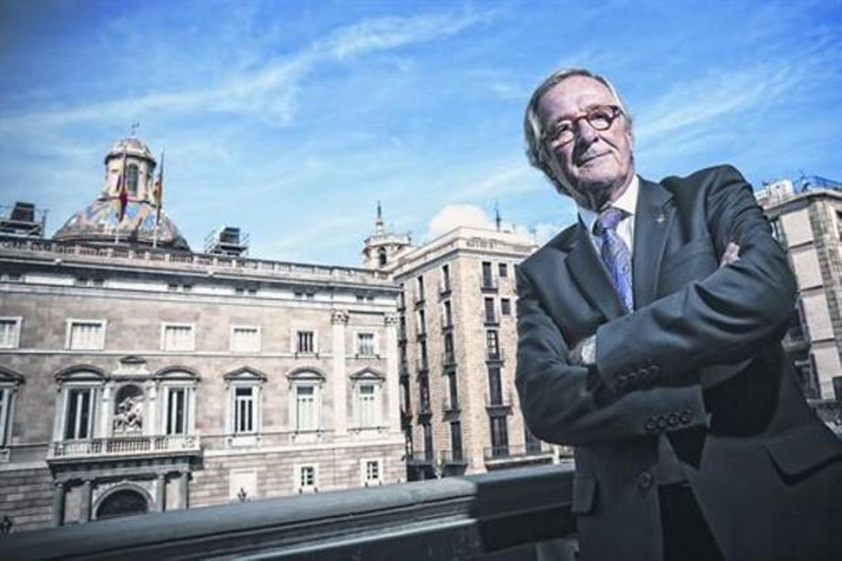 El alcalde Xavier Trias posa en el balcón del ayuntamiento con la Generalitat al fondo. El alcalde Xavier Trias posa en el balcón del ayuntamiento con la Generalitat al fondo.