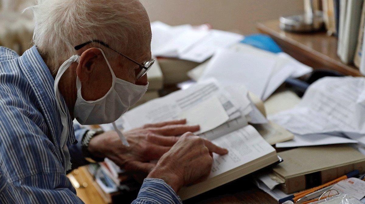 Petr Brandejsky, un superviviente del Holocausto de 90 años, lee un libro en su vivienda durante el confinamiento, en Praga el 24 de abril. Petr Brandejsky, un superviviente del Holocausto de 90 años, lee un libro en su vivienda durante el confinamiento, en Praga el 24 de abril.