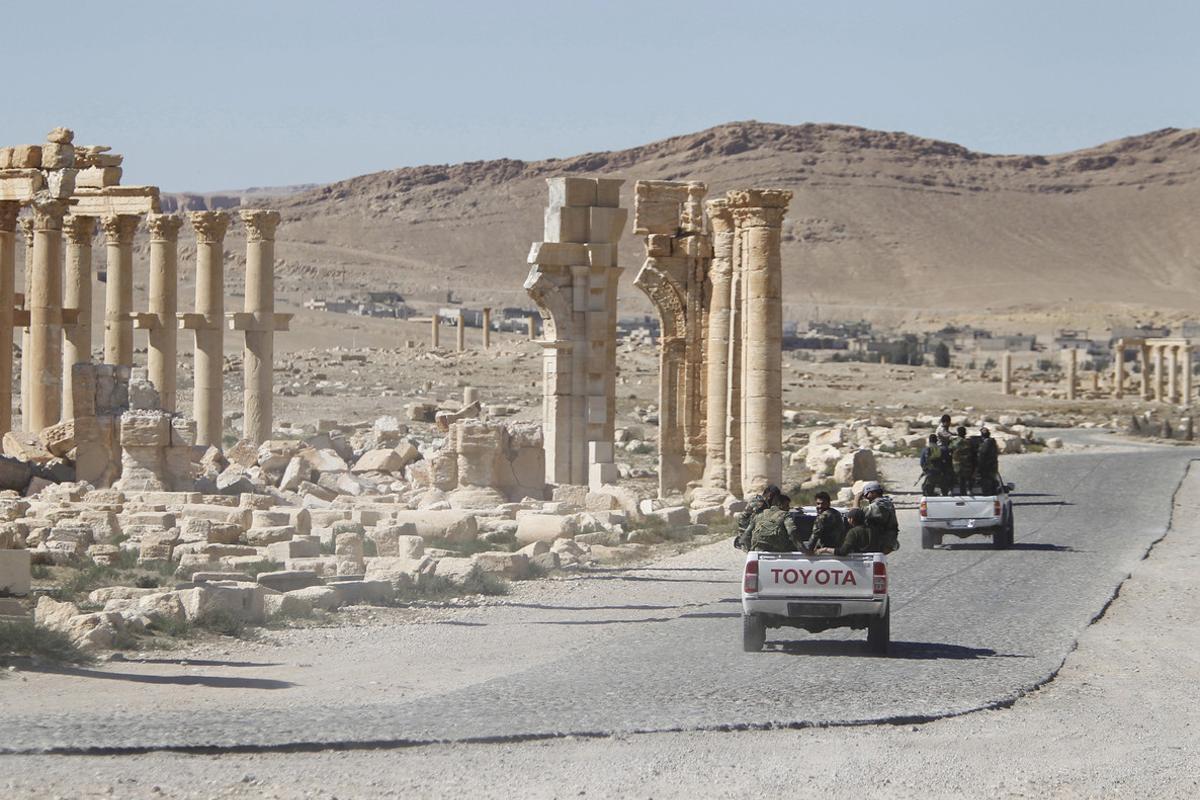 Soldados sirios circulan entre las ruinas de Palmira tras expulsar a los yihadistas del Estado Islámico., Soldados sirios circulan entre las ruinas de Palmira tras expulsar a los yihadistas del Estado Islámico.,