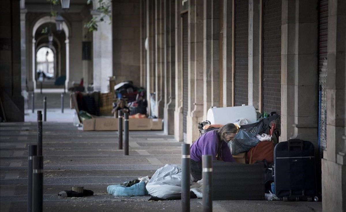 Personas durmiendo en el paseo de Picasso, hace unas semanas. Personas durmiendo en el paseo de Picasso, hace unas semanas.