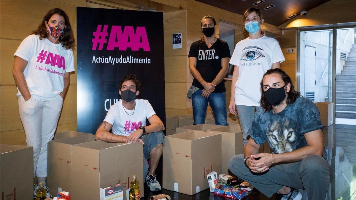 De izquierda a derecha, Nora Navas, Sergi Cochs, Hugo Silva, Nathalie Poza y Asier Exteandia, en la Academia de cine, con la primera entrega de alimentos en Madrid a trabajadores de la cultura. De izquierda a derecha, Nora Navas, Sergi Cochs, Hugo Silva, Nathalie Poza y Asier Exteandia, en la Academia de cine, con la primera entrega de alimentos en Madrid a trabajadores de la cultura.