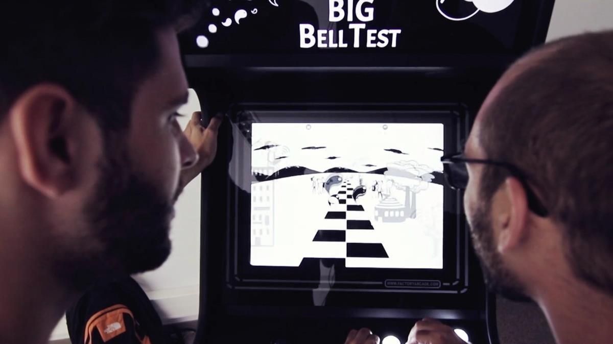 Dos usuarios juegan en noviembre de 2016 con el videojuego Big Bell Test, un experimento participativo que ha puesto en tela de juicio la vision de la realidad de Einstein Dos usuarios juegan en noviembre de 2016 con el videojuego Big Bell Test, un experimento participativo que ha puesto en tela de juicio la vision de la realidad de Einstein