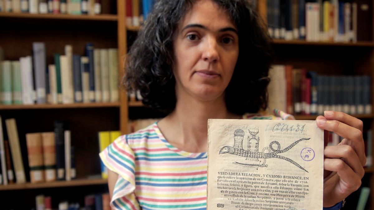 Adelaida Caro muestra una ’Relación’ de 1716 en la Biblioteca Nacional, sobre la aparición de un cometa en forma de serpiente de tres cabezas en Turquía.