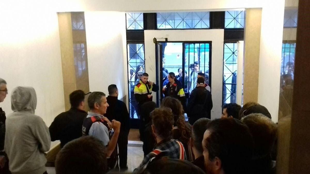 Vecinos concentrados en el vestíbulo del Bloc Llavors, en la calle de LLeida, esta mañana. Vecinos concentrados en el vestíbulo del Bloc Llavors, en la calle de LLeida, esta mañana.