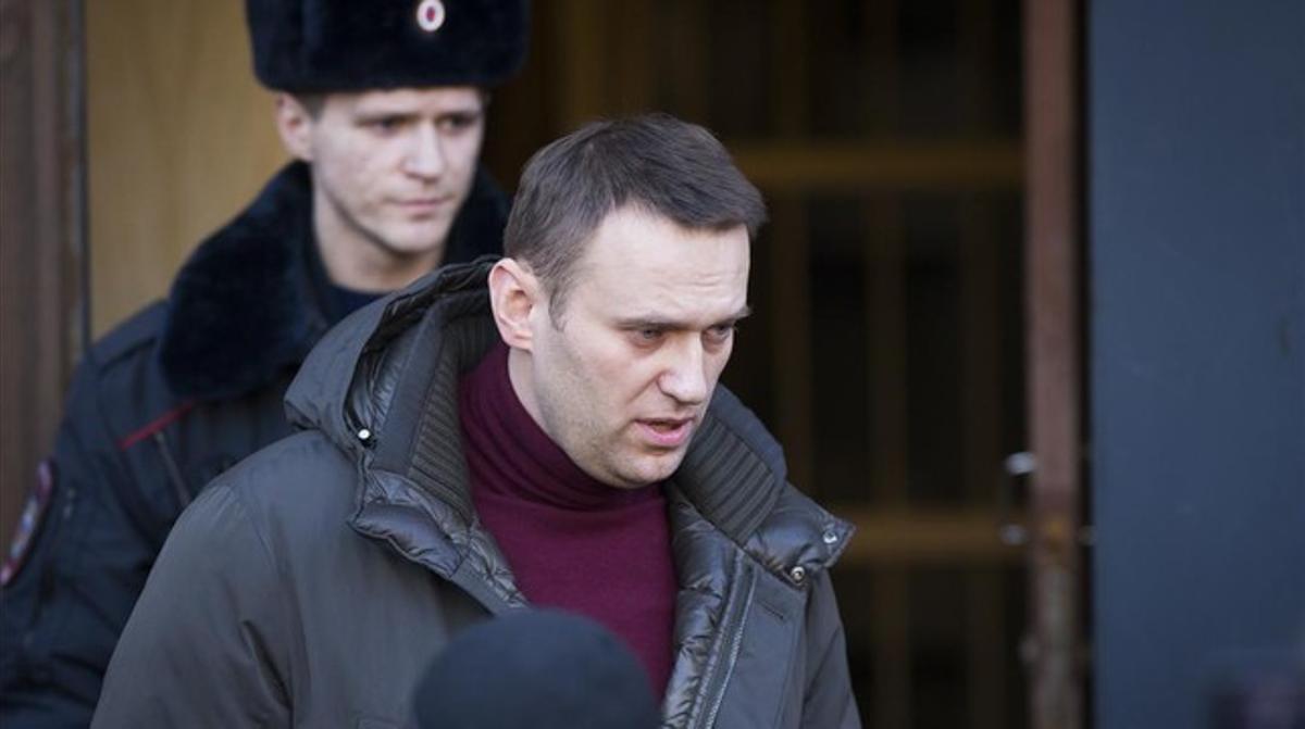 Navalny sale del tribunal de Moscú que lo sentenció a siete días de cárcel hace unos meses.