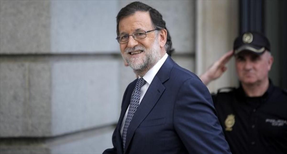 El presidente del Gobierno, Mariano Rajoy, se dirige a una reunión del grupo parlamentario del Partido Popular en el Congreso de los Diputados. El presidente del Gobierno, Mariano Rajoy, se dirige a una reunión del grupo parlamentario del Partido Popular en el Congreso de los Diputados.
