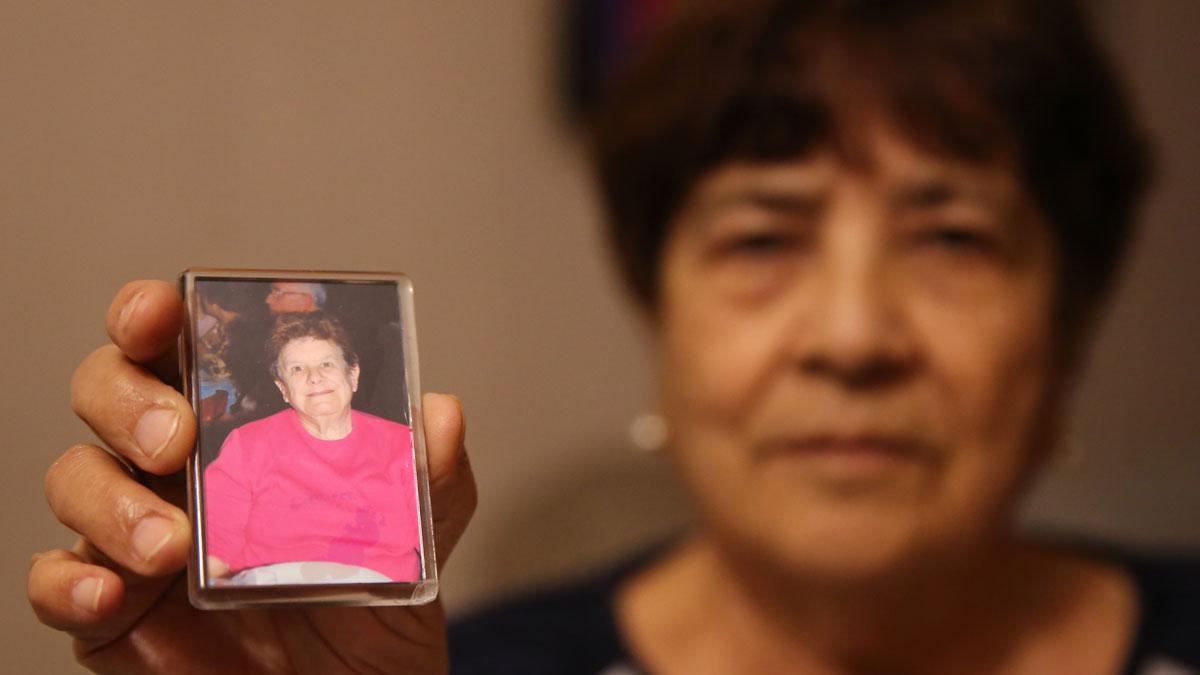 María Montoya muestra una fotografía de su hermana Josefa, que falleció tras ser atropellada por un patinete eléctrico.