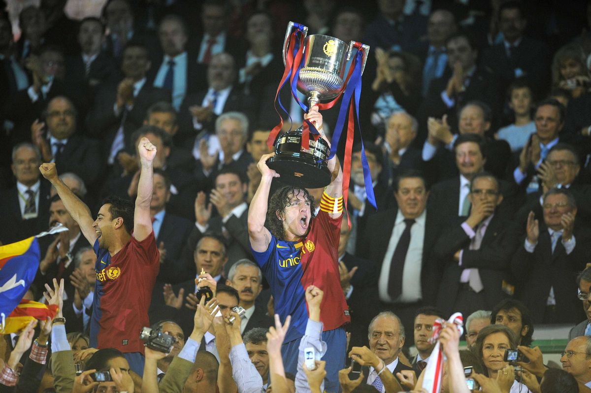 Puyol, acompañado de Xavi, levanta la Copa de Rey en Mestalla tras ganar al Athletic en el 2009. Puyol, acompañado de Xavi, levanta la Copa de Rey en Mestalla tras ganar al Athletic en el 2009.