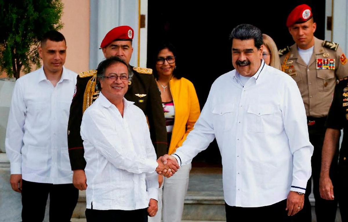 Nicolás Maduro (derecha) y Gustavo Petro, ayer en Caracas. Nicolás Maduro (derecha) y Gustavo Petro, ayer en Caracas.