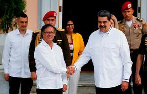 Nicolás Maduro (derecha) y Gustavo Petro, ayer en Caracas.