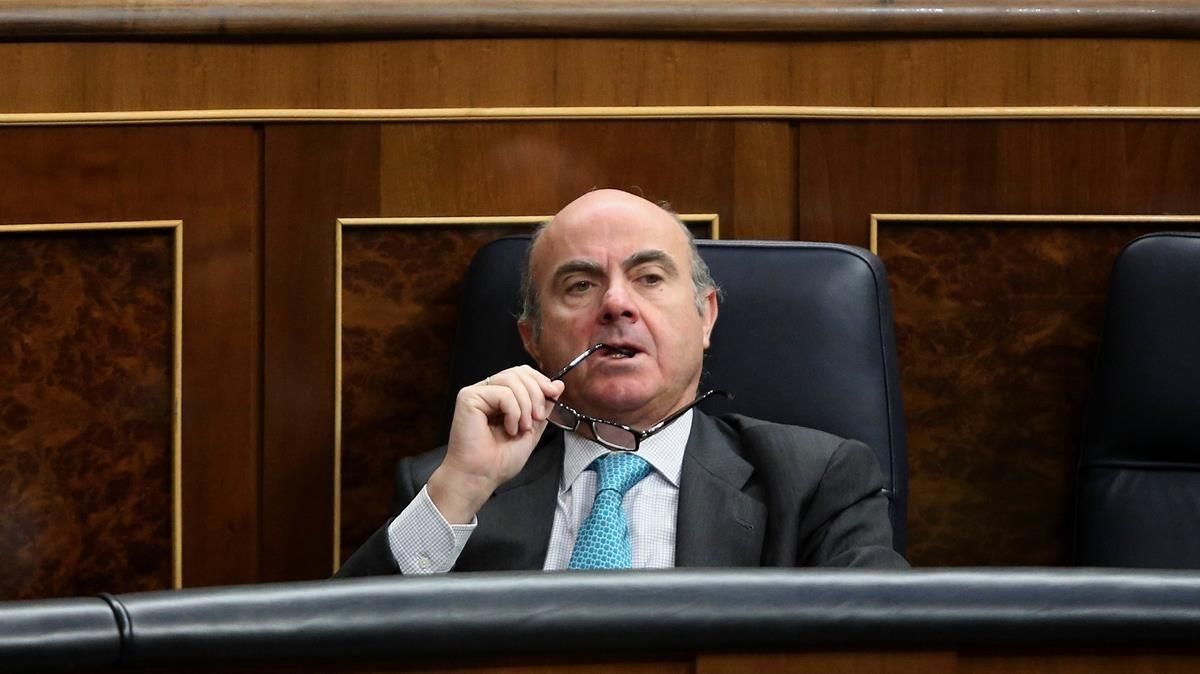 Guindos dice que tomará las "medidas necesarias" para cumplir con el déficit del 2018 Guindos dice que tomará las "medidas necesarias" para cumplir con el déficit del 2018