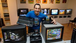 Carles Garcia, con algunos tesoros de su retro cueva doméstica. En su mano derecha: un MSX 2. A su izquierda, el Rolls-Royce de las consolas: la Neo Geo AES.  
