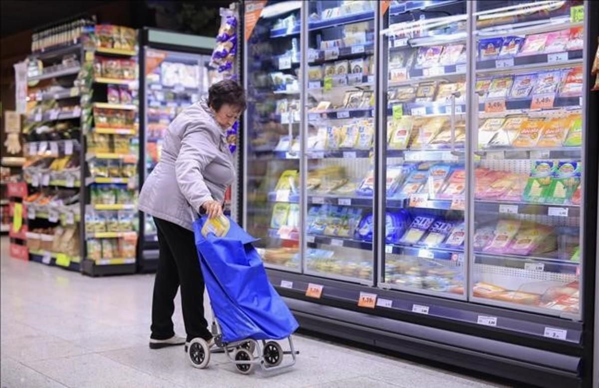 Una mujer haciendo la compra en Barcelona. Una mujer haciendo la compra en Barcelona.