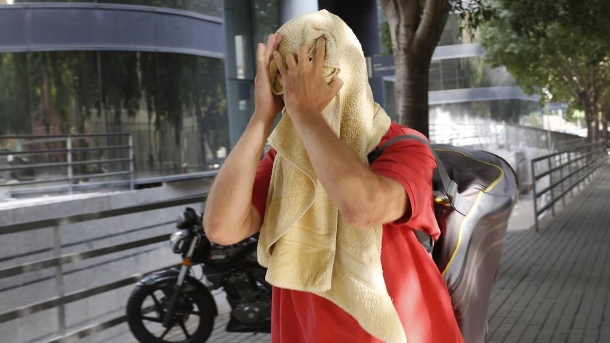 El presunto agresor de la mujer que retiraba lazos amarillos de la Ciutadella, este miércoles. El presunto agresor de la mujer que retiraba lazos amarillos de la Ciutadella, este miércoles.