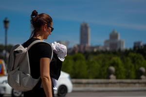 Una mujer pasea con su bebé en Madrid, en una imagen de archivo. EFE/Emilio Naranjo