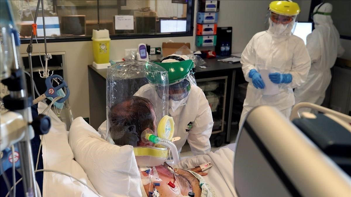 Personal médico trata a un paciente que padece covid y está con una máscara de oxígeno en la uci del hospital belga de Charleroi, el pasado día 5. Personal médico trata a un paciente que padece covid y está con una máscara de oxígeno en la uci del hospital belga de Charleroi, el pasado día 5.