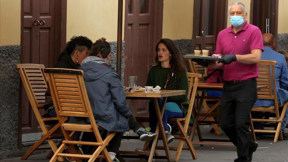 Varios clientes disfrutan de un desayuno en la terraza de un bar, en La Laguna (Tenerife). Varios clientes disfrutan de un desayuno en la terraza de un bar, en La Laguna (Tenerife).