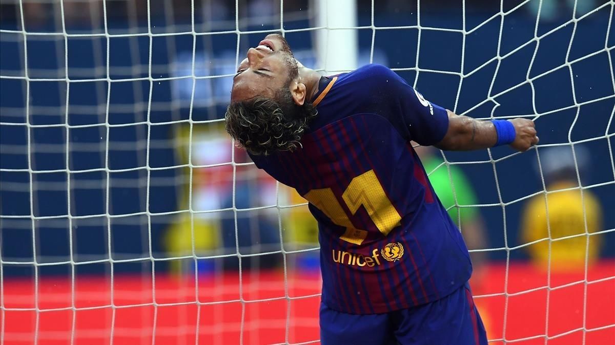 Neymar se lamenta tras una jugada del amistoso del Barça contra el Juventus en Nueva Jersey. Neymar se lamenta tras una jugada del amistoso del Barça contra el Juventus en Nueva Jersey.