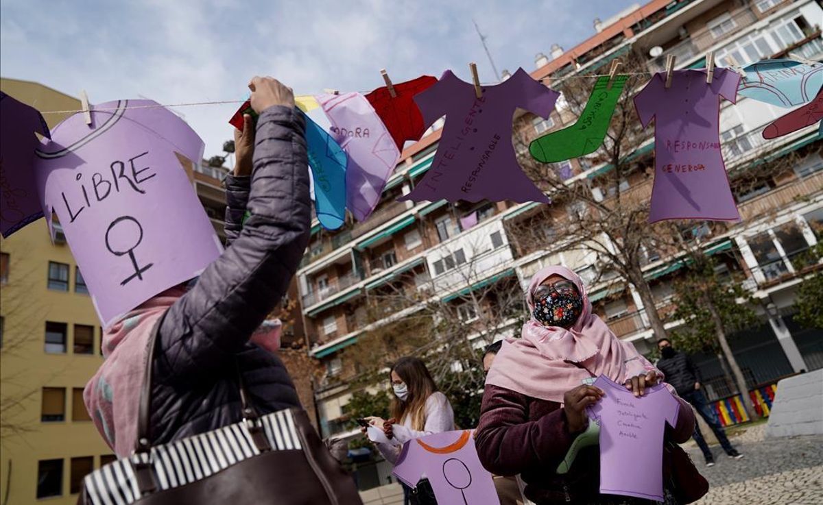 Concentración por el 8-M en el barrio de Lavapiés de mujeres de la Asociación Paideia. Concentración por el 8-M en el barrio de Lavapiés de mujeres de la Asociación Paideia.