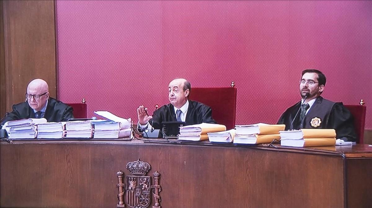 El tribunal que ha emitido la sentencia del 9-N, encabezado por el presidente del TSJC, Jesús María Barrientos (en el centro).