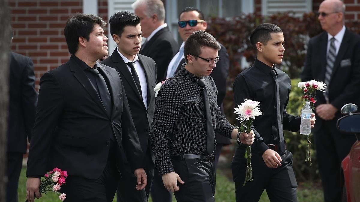 Estudiantes del instituto de Parkland acuden al funeral por su compañera Alaina Petty, de 14 años, una de las víctimas mortales del tiroteo. Estudiantes del instituto de Parkland acuden al funeral por su compañera Alaina Petty, de 14 años, una de las víctimas mortales del tiroteo.