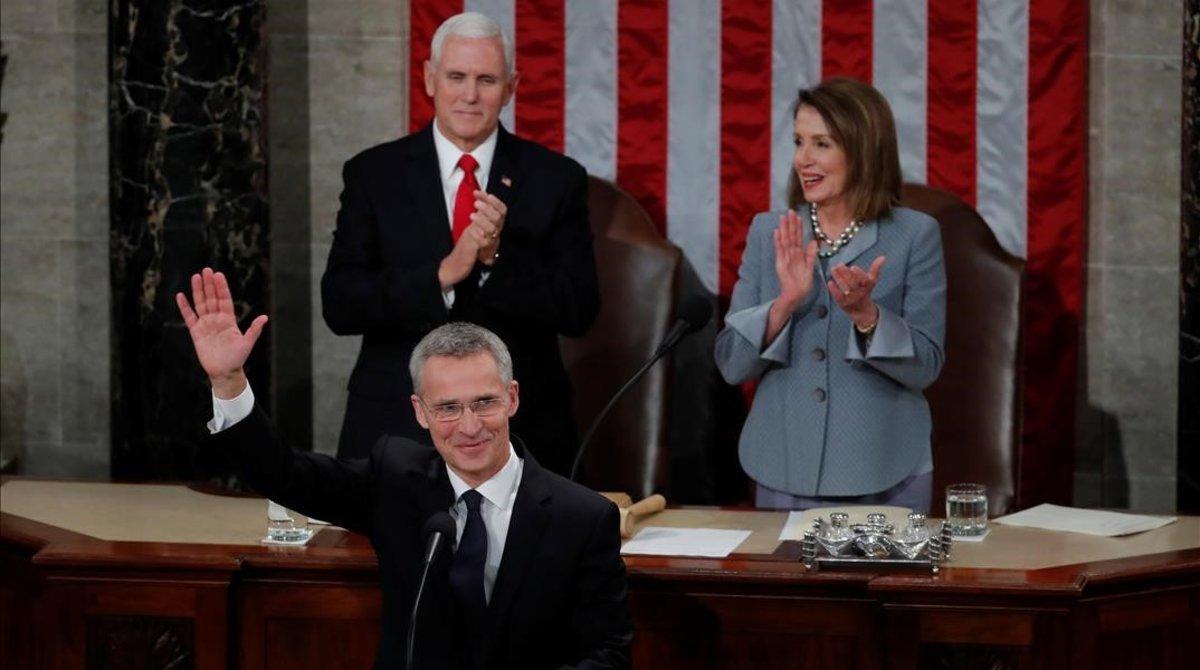 Stoltenberg, aplaudido por el vicepresidente de EEUU, Mike Pence, y a la presidenta de la Cámara de Representantes, Nancy Pelosi, durante su discurso ante el Congreso, en Washington.  