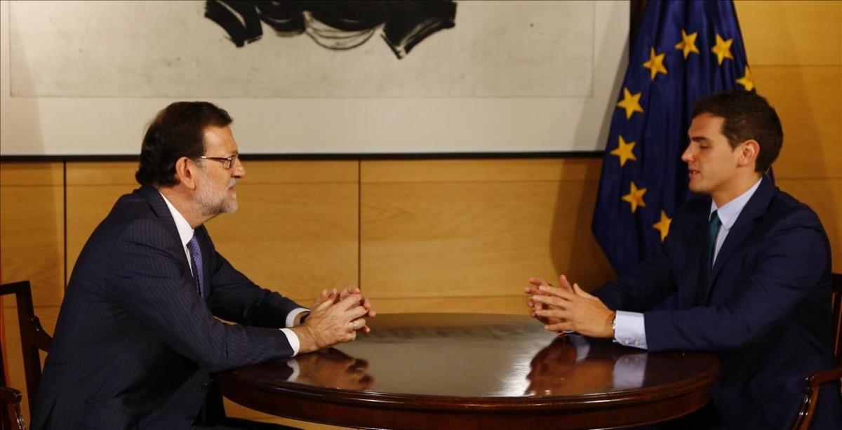 El presidente en funciones y líder del PP, Mariano Rajoy, con el jefe de Ciudadanos, Albert Rivera, la pasada semana en el Congreso