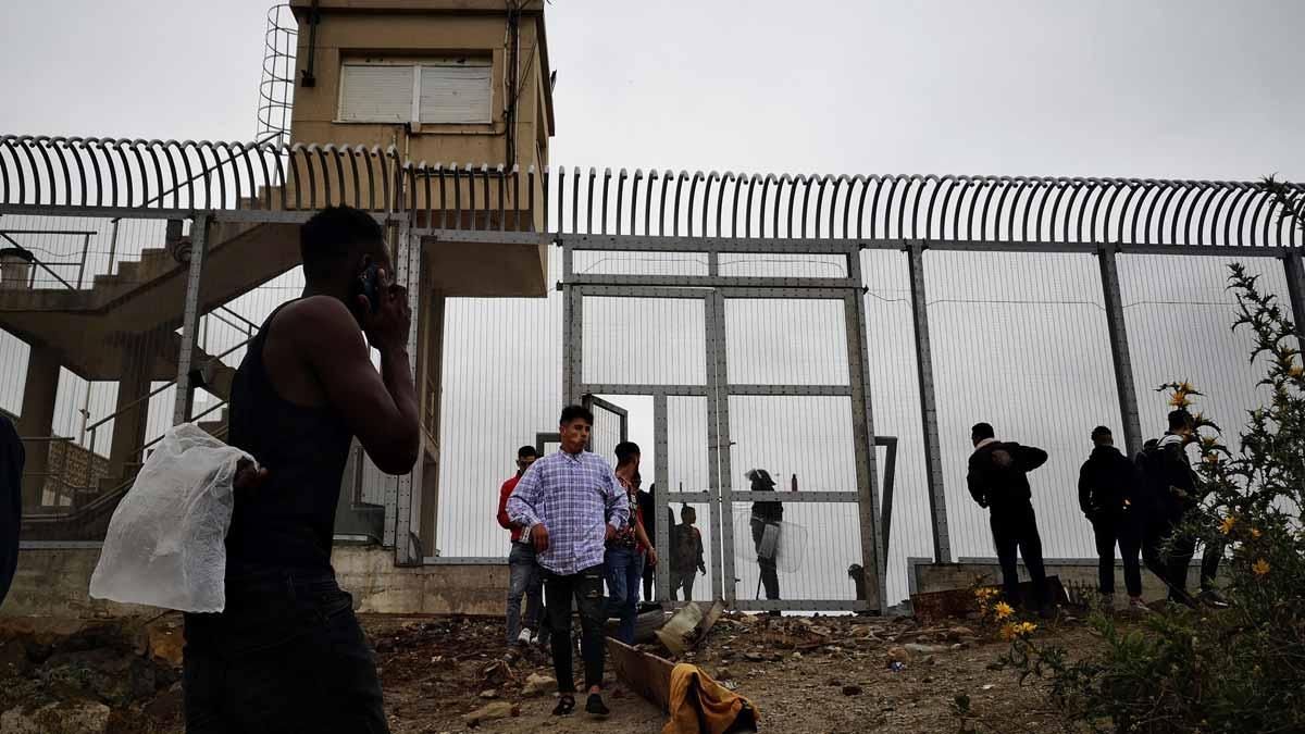 Un grupo de inmigrantes son devueltos a Marruecos por las autoridades españolas en la frontera entre Ceuta y Fnideq. Un grupo de inmigrantes son devueltos a Marruecos por las autoridades españolas en la frontera entre Ceuta y Fnideq.