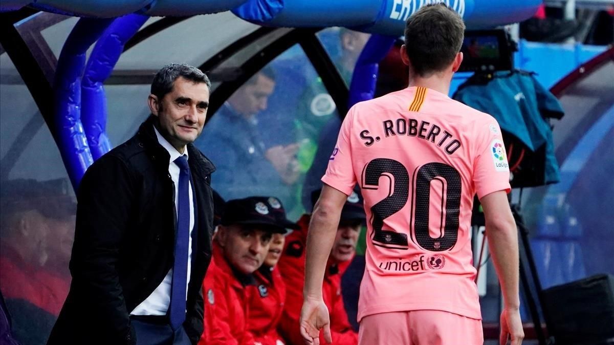 Sergi Roberto pasa por delante de Valverde durante el Eibar-Barça. Sergi Roberto pasa por delante de Valverde durante el Eibar-Barça.