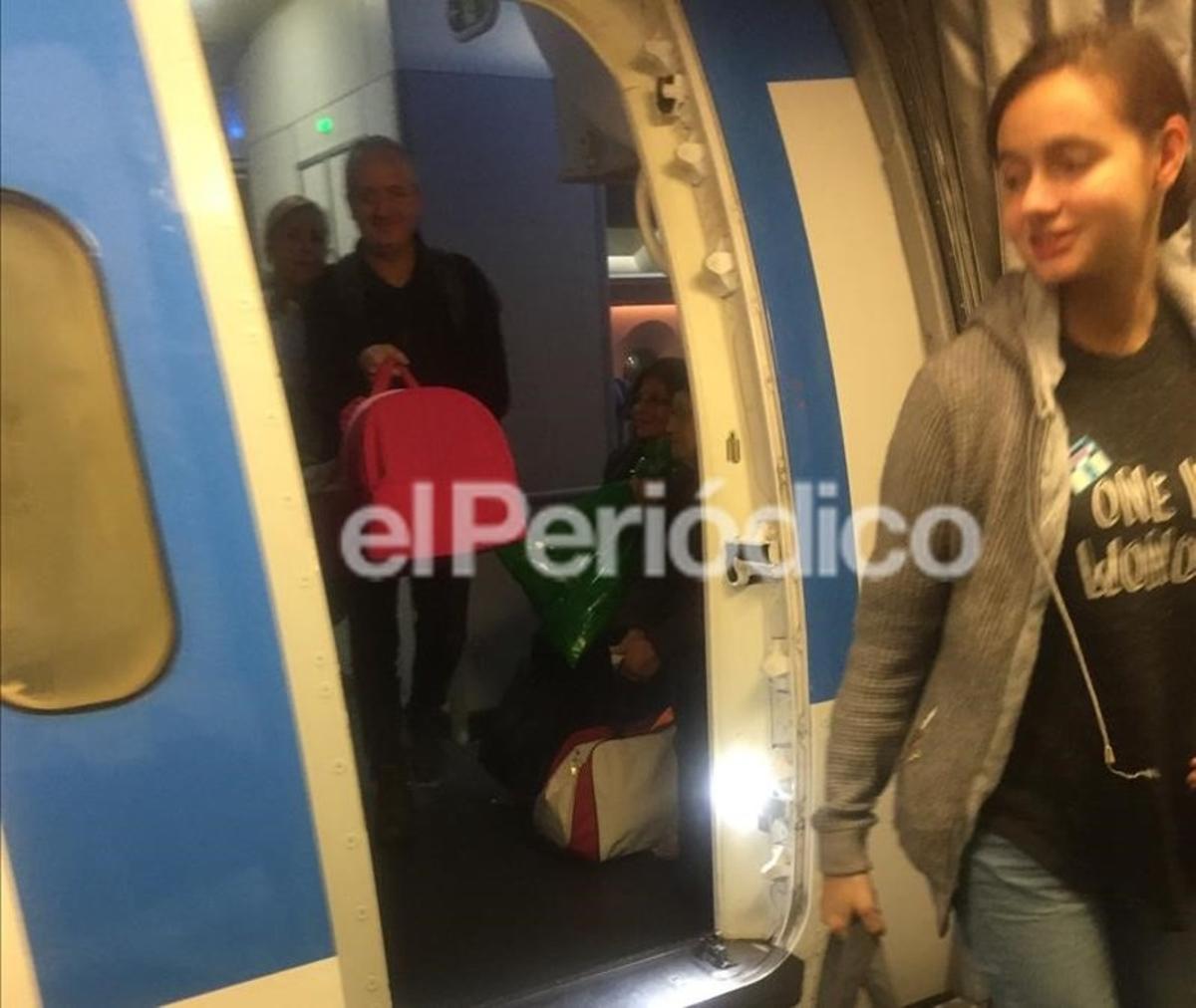 Patricia Aguilar, a su llegada a España tras su rescate. En la imagen, junto a su padre Alberto y la hija que la joven tuvo con el gurú en la selva peruana.
