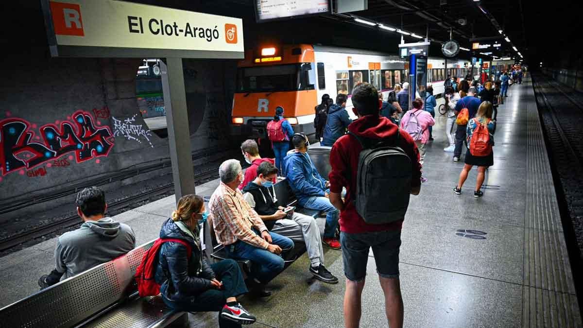 Estación de Rodalies de El Clot-Aragó, donde se ha averiado un tren. Estación de Rodalies de El Clot-Aragó, donde se ha averiado un tren.