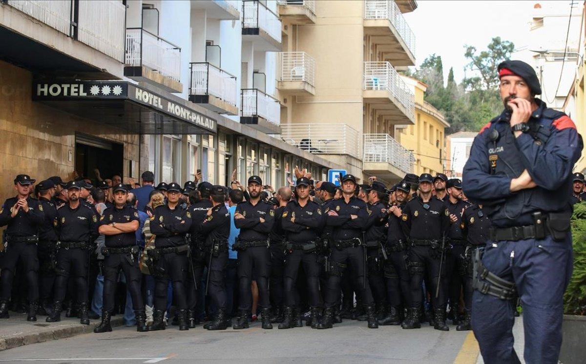 Protesta ante un hotel que alojó a policías en Pineda de Mar, en octubre del 2017.