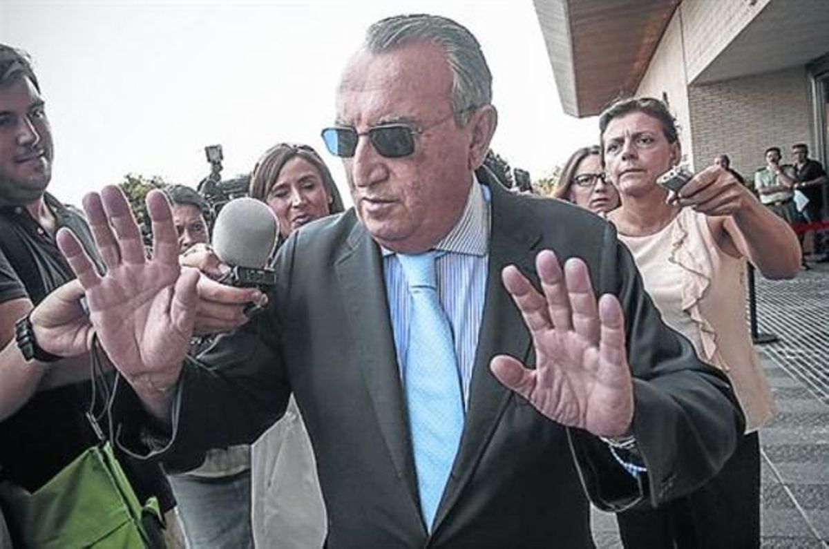 Carlos Fabra, al sortir de l’Audiència de Castelló, el dia 3 passat. Carlos Fabra, al sortir de l’Audiència de Castelló, el dia 3 passat.