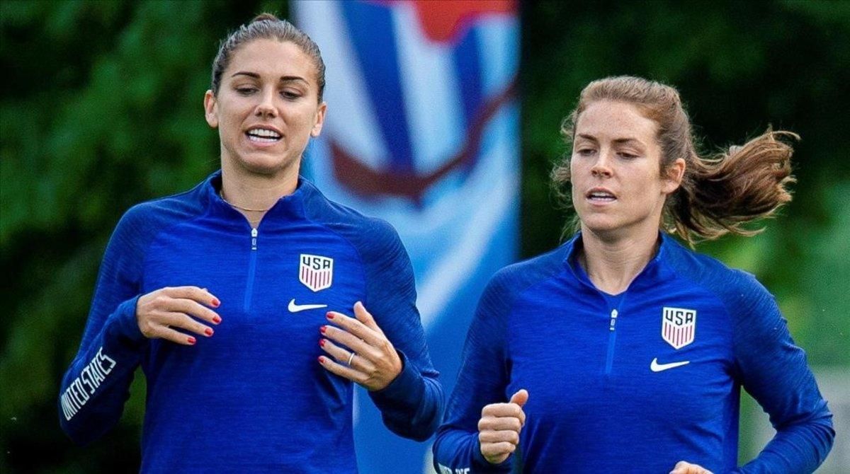 La delantera Alex Morgan y la defensa Kelley O’Hara calientan La delantera Alex Morgan y la defensa Kelley O’Hara calientan
