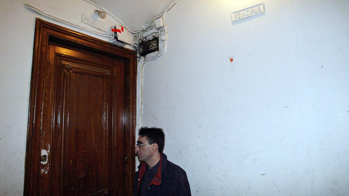 Un propietario, ante la entrada de su piso ocupado en Barcelona. Un propietario, ante la entrada de su piso ocupado en Barcelona.