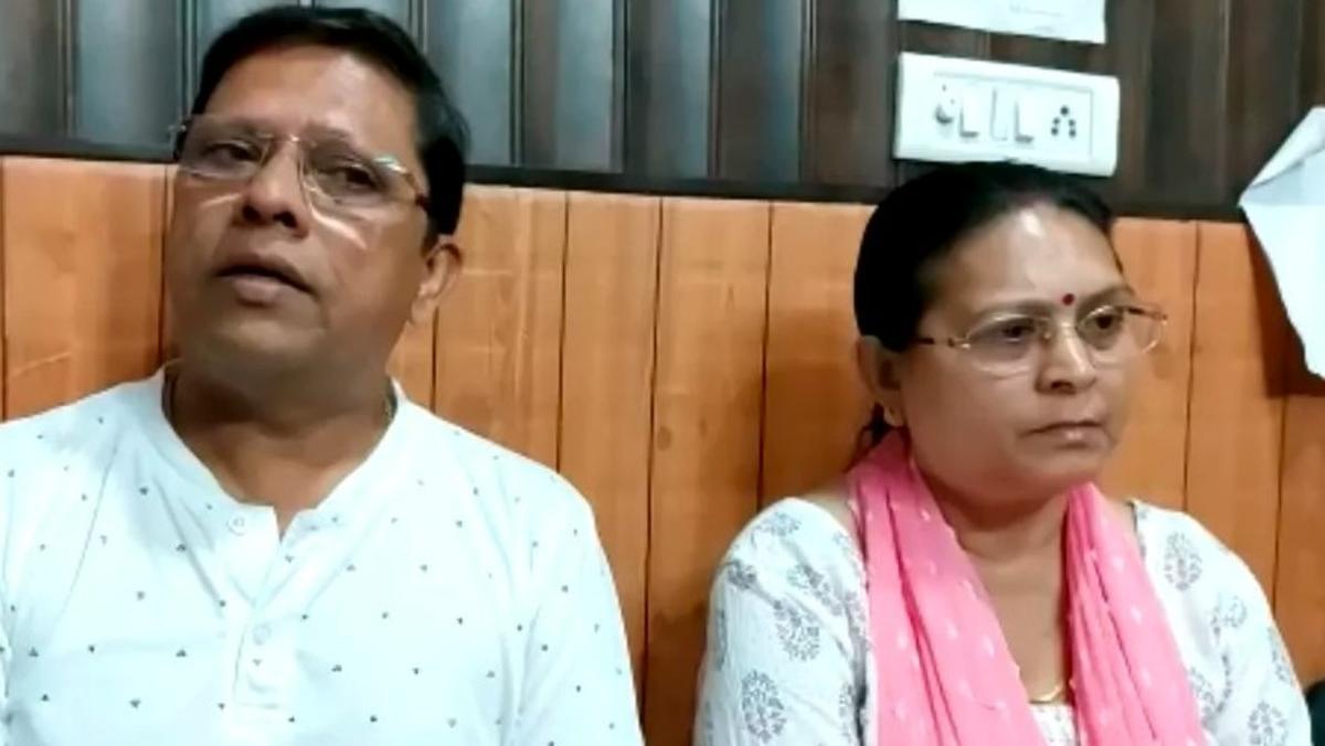 Sanjeev Ranjan Prasad y Sadhana Prasad, la pareja india que pretende demandar a su hijo y a su nuera por no darles un nieto.