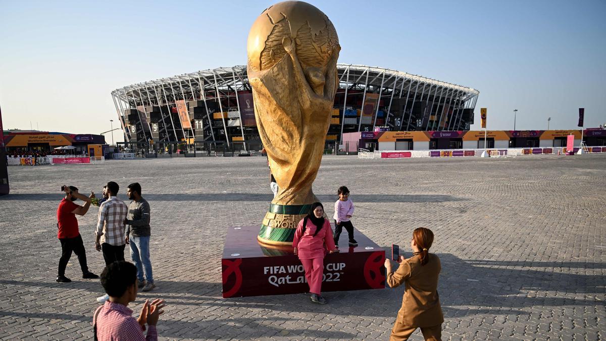 Ambiente en los alrededores del Estadio 974 frente a una réplica del trofeo de la Copa del Mundo en Doha, Qatar.