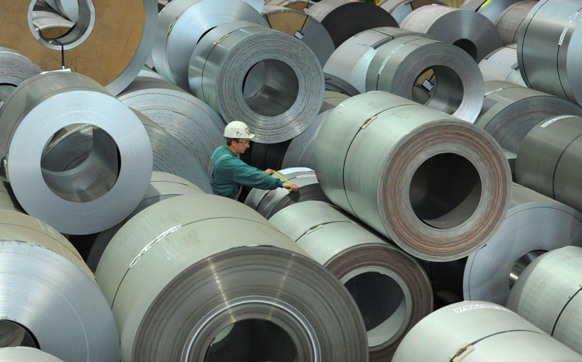 Un empleado trabaja en los materiales utilizados en el South Stream. Un empleado trabaja en los materiales utilizados en el South Stream.