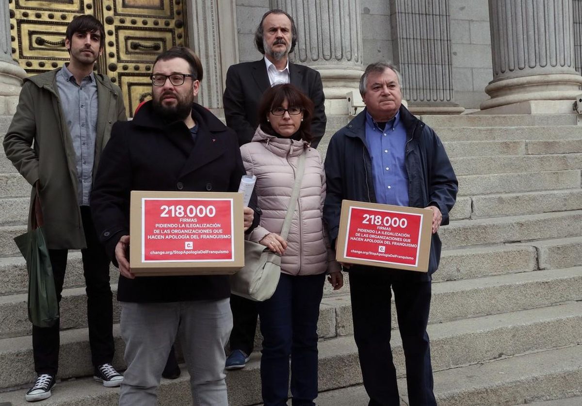 La Asociación para la Recuperación de la Memoria Histórica entrega en el Congreso 218 600 firmas que reclaman la ilegalizacion de la Fundación Nacional Francisco Franco. La Asociación para la Recuperación de la Memoria Histórica entrega en el Congreso 218 600 firmas que reclaman la ilegalizacion de la Fundación Nacional Francisco Franco.