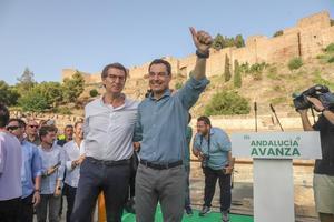 El líder del PP, Alberto Núñez Feijóo, junto al presidente de la Junta de Andalucía y candidato a la reelección, Juanma Moreno, en la clausura del mitin central de campaña de estas autonómicas, este 11 de junio de 2022 en Málaga.
