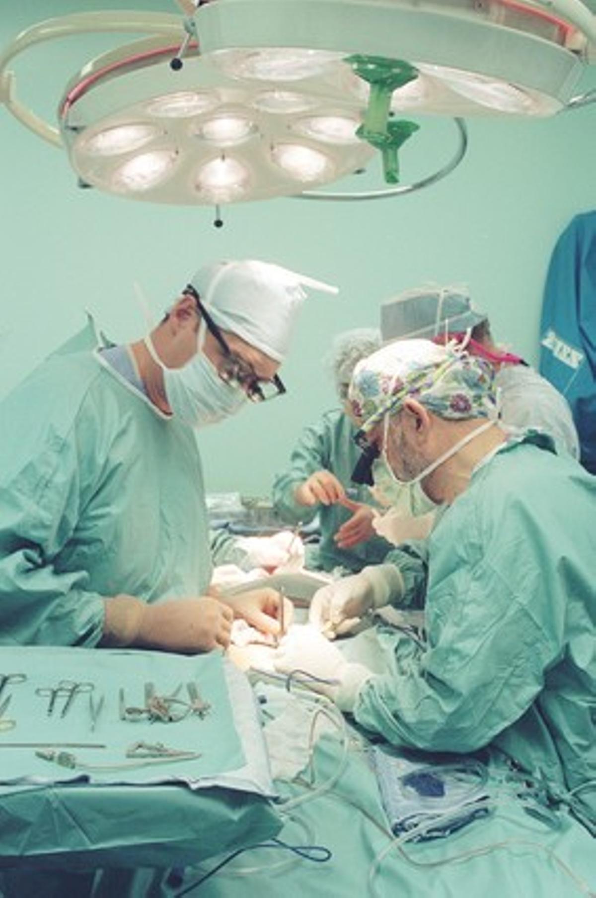 Un equipo de cirujanos, en plena operación.