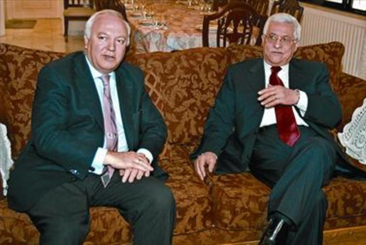 Moratinos, con el presidente palestino, Mahmud Abbás, en un encuentro en Ammán (Jordania).